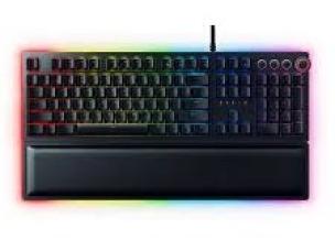 Gambar keyboard gaming Razer Huntsman Elite dengan pencahayaan RGB cerah, menunjukkan tangan seorang gamer kompetitif yang siap untuk refleks cepat, menekankan kecepatan dan penggunaan profesionalnya.