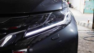 Headlamp mobil yang telah dimodifikasi dengan lampu LED DRL yang menyala terang dan desain modern.