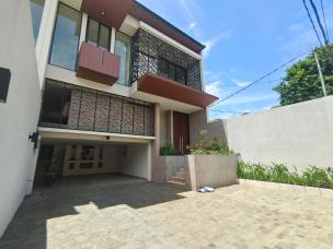 Gambar rumah modern minimalis di area Kemang dengan kolam renang kecil.