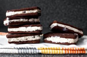 Gambar beberapa keping biskuit krim yang menumpuk, menunjukkan lapisan isian krim yang tebal.