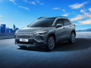Gambar Toyota Corolla Cross Hybrid diparkir di ruang hijau perkotaan atau dekat Paragon Mall Semarang, menonjolkan desain modern dan sifat ramah lingkungannya.