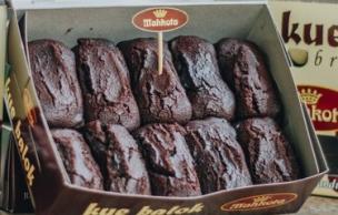 Deretan kue Bandung Makuta dengan kemasan cantik di sebuah toko oleh-oleh.