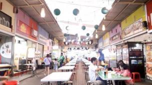 Suasana food court yang ramai dengan berbagai stan makanan.