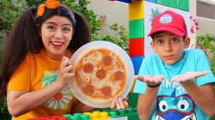 Anak-anak menikmati pizza di restoran dengan ekspresi ceria.