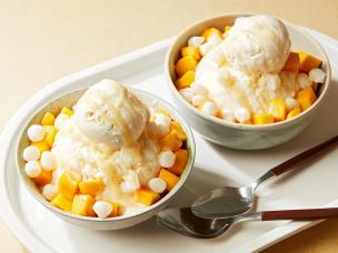 Semangkuk bingsoo dengan topping buah dan es krim.