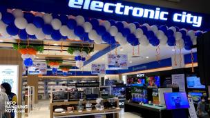 Interior toko elektronik besar dengan display televisi, kulkas, dan handphone di Electronic City Bandung.