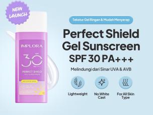 Gambar tube Implora Sunscreen Gel dengan swatch tekstur gel ringan, menonjolkan perlindungan matahari dan sifat melembapkannya, dengan latar belakang samar Surabaya.