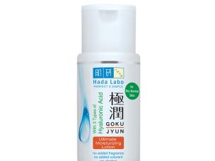 Gambar botol Hada Labo Gokujyun Ultimate Moisturizing Lotion, dengan tetesan tekstur berair yang jernih, menonjolkan sifat ringan dan melembapkannya, dengan latar belakang samar Jakarta Selatan.