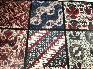 Gambar berbagai kain batik dengan pola rumit yang dipajang di museum.