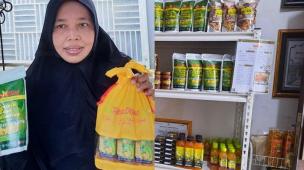 Berbagai produk olahan belimbing dan manisan pala tertata rapi di etalase toko oleh-oleh khas Depok.
