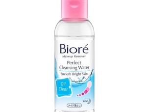 Gambar botol Biore Make Up Remover Perfect Cleansing Water atau Oil (mana pun yang lebih umum) dengan estetika bersih dan efektif, mungkin dengan grafik samar penghapusan tabir surya atau riasan, meno