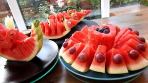 Piring berisi cake cantik dengan hiasan buah-buahan di sebuah cafe.