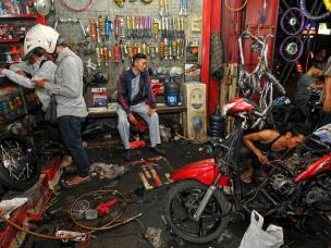 Bengkel motor yang terang di malam hari