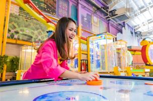 Anak-anak sedang bermain di area bermain di KidCity Trans Studio Bandung.