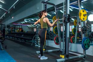 Perempuan berolahraga di area gym khusus wanita