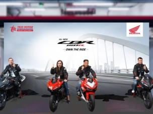 Gambar showroom mewah yang menampilkan berbagai motor sport dan big bike, dengan pencahayaan ramping dan tampilan modern.