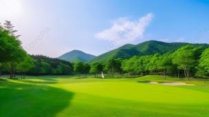 Lapangan golf hijau yang terawat dengan pemandangan pegunungan di latar belakang yang indah.