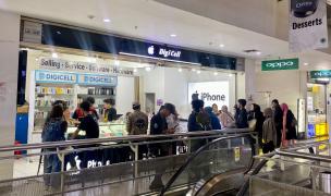 Suasana ramai di dalam Bandung Electronic Center (BEC) dengan deretan toko elektronik.