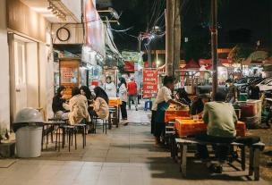 Suasana ramai warung sate di area kuliner malam Blok M Square.