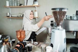 Barista sedang meracik kopi di sebuah cafe kopi spesial.