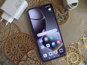 Layar smartphone menampilkan aplikasi e-commerce Galeri Gadget dengan produk handphone dan latar belakang kota Bandung.