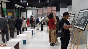 Orang-orang sedang mengikuti workshop seni di Bandung Creative Hub.