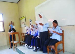 Gambar siswa-siswi berdiskusi dalam kelompok di lounge belajar yang nyaman, menunjukkan interaksi dan kolaborasi.