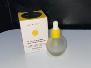 Gambar botol Dear Me Beauty 2% Salicylic Acid + Lemon Extract Micellar Water dengan estetika segar dan cerah, mungkin dengan grafik indikator skala pH atau irisan lemon samar, menonjolkan sifat seimba