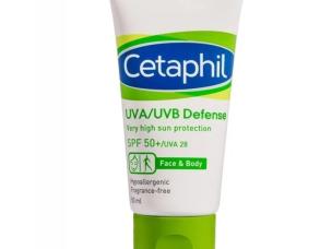 Gambar tube Cetaphil UVA/UVB Defense dengan swatch tekstur krim yang kaya pada permukaan halus, menonjolkan sifat pelembapnya, dengan latar belakang samar Jakarta Utara.