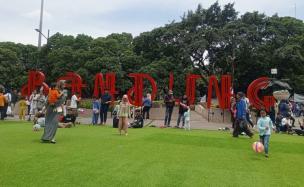 Suasana Alun-Alun Bandung yang ramai dengan orang-orang berburu takjil saat ngabuburit.
