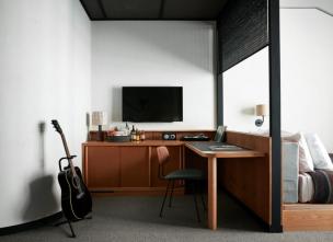 Interior kamar hotel boutique dengan desain unik dan stylish.