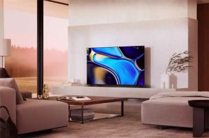 TV ultra-tipis terpasang rapi di dinding ruang tamu