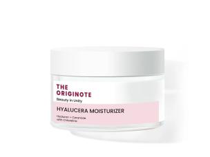 Gambar jar The Originote Hyalucera Moisturizer dengan swatch tekstur gel bening, menonjolkan sifat ringan namun efektif untuk perbaikan barrier, dengan latar belakang samar Bandung.