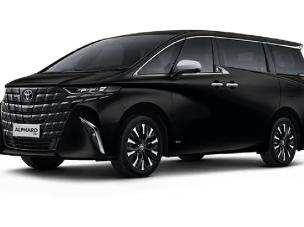 Gambar Toyota Alphard hitam terparkir dengan elegan di depan pintu masuk hotel mewah, menampilkan daya tarik mewah dan luasnya, dengan latar belakang samar Kelapa Gading Jakarta Utara.