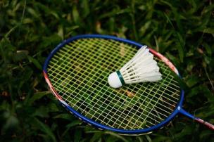 Raket badminton dengan tampilan yang seimbang dan fokus pada head-frame yang tipis untuk mengurangi hambatan angin.