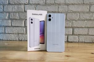Tiga smartphone terjangkau dengan warna berbeda, tersusun rapi di atas latar belakang sederhana.