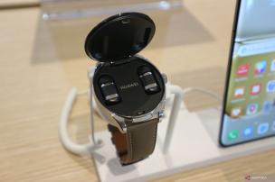 Ponsel berdampingan dengan TWS earbuds, smartwatch, dan power bank di atas meja.