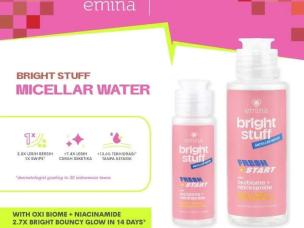 Gambar botol Emina Bright Stuff Micellar Water dengan estetika muda dan cerah, mungkin dengan efek kilau pada kulit atau elemen buah, menonjolkan sifat pencerahannya, dengan latar belakang samar Yogya
