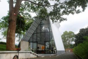 Fasad modern Selasar Sunaryo Art Space dengan patung di halaman.