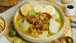 Semangkuk lontong kari hangat khas Bandung