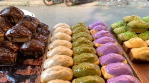 Berbagai kue balok lumer dengan aneka isian di atas tungku arang yang hangat.