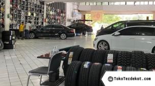 Berbagai macam velg mobil berjejer rapi di sebuah toko ban dan velg.