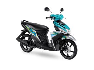 Gambar Yamaha Mio M3 diparkir di jalanan padat di Bandung, mungkin dengan Trans Studio Mall Bandung di latar belakang, menonjolkan ukurannya yang ringkas dan kegunaannya di perkotaan.