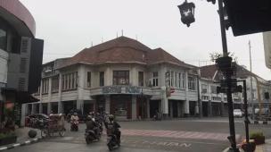 Jalan Braga di Bandung dengan bangunan-bangunan tua bergaya kolonial dan lampu jalan klasik.