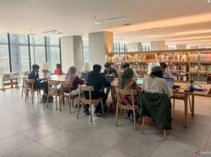 Gambar bagian perpustakaan yang tenang berfokus pada sastra dan humaniora.
