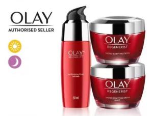 Gambar botol Olay Regenerist Micellar Water dengan estetika ramping dan mewah, mungkin dengan grafik samar yang menunjukkan efek pengencangan kulit atau anti-penuaan, menonjolkan sifat-sifat canggihny