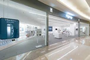 Bagian dalam toko resmi Apple dengan display iPhone terbaru di Digimap Bandung.