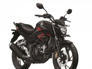 Gambar Honda CB150R StreetFire atau CB650R diparkir di jalan yang ramai di Malioboro, Yogyakarta, menonjolkan desain retro-modern dan daya tarik stylish-nya di tengah latar belakang bersejarah.