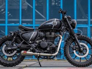 Gambar Royal Enfield Meteor 350 diparkir dengan elegan di jalanan Kemang, Jakarta Selatan, menonjolkan desain cruiser klasiknya dan kehadirannya yang stylish.