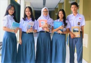 Gambar siswa-siswi sedang berpartisipasi dalam simulasi sidang PBB, dengan bendera negara-negara di latar belakang.
